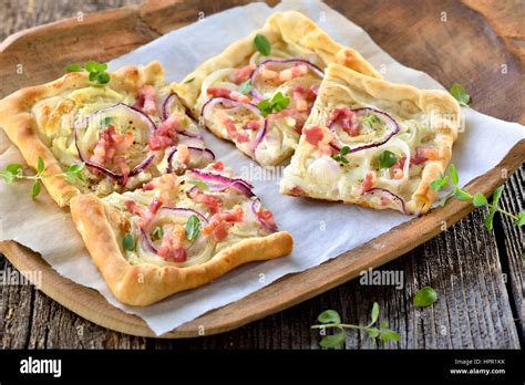  Tarte Flambée： Alsatian Flavor Exploding in Your Mouth! Crispy Thin Crust Meets Creamy Goodness